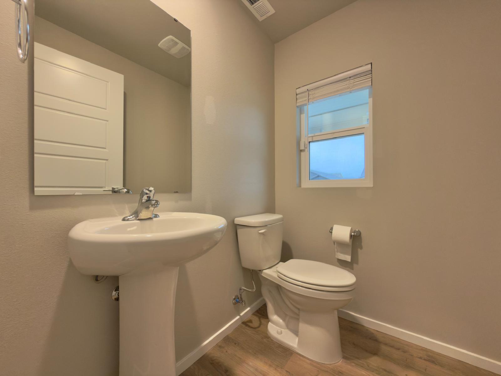 Large Single Family Home 5 bed 2.5 Bath & 2 Stall Garage! property image