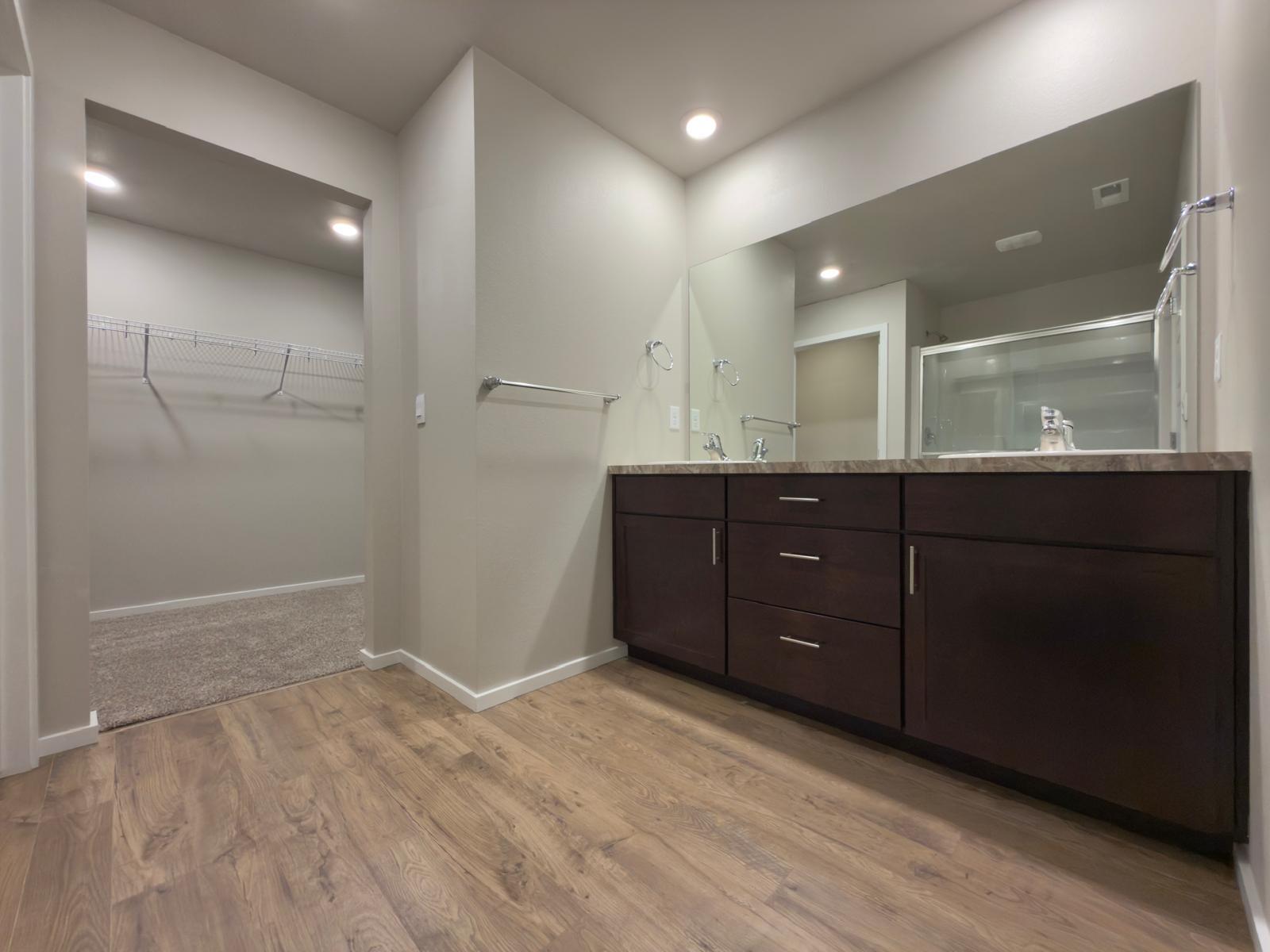 Large Single Family Home 5 bed 2.5 Bath & 2 Stall Garage! property image