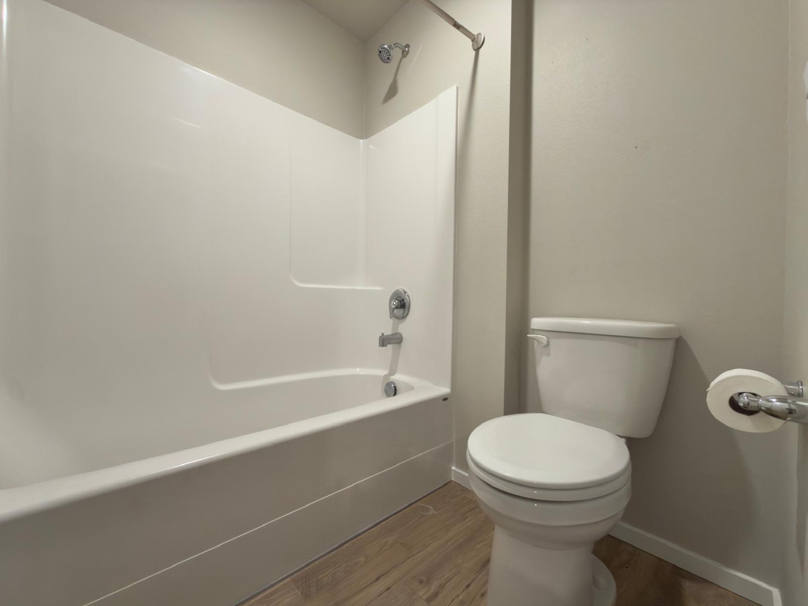 Large Single Family Home 5 bed 2.5 Bath & 2 Stall Garage! property image