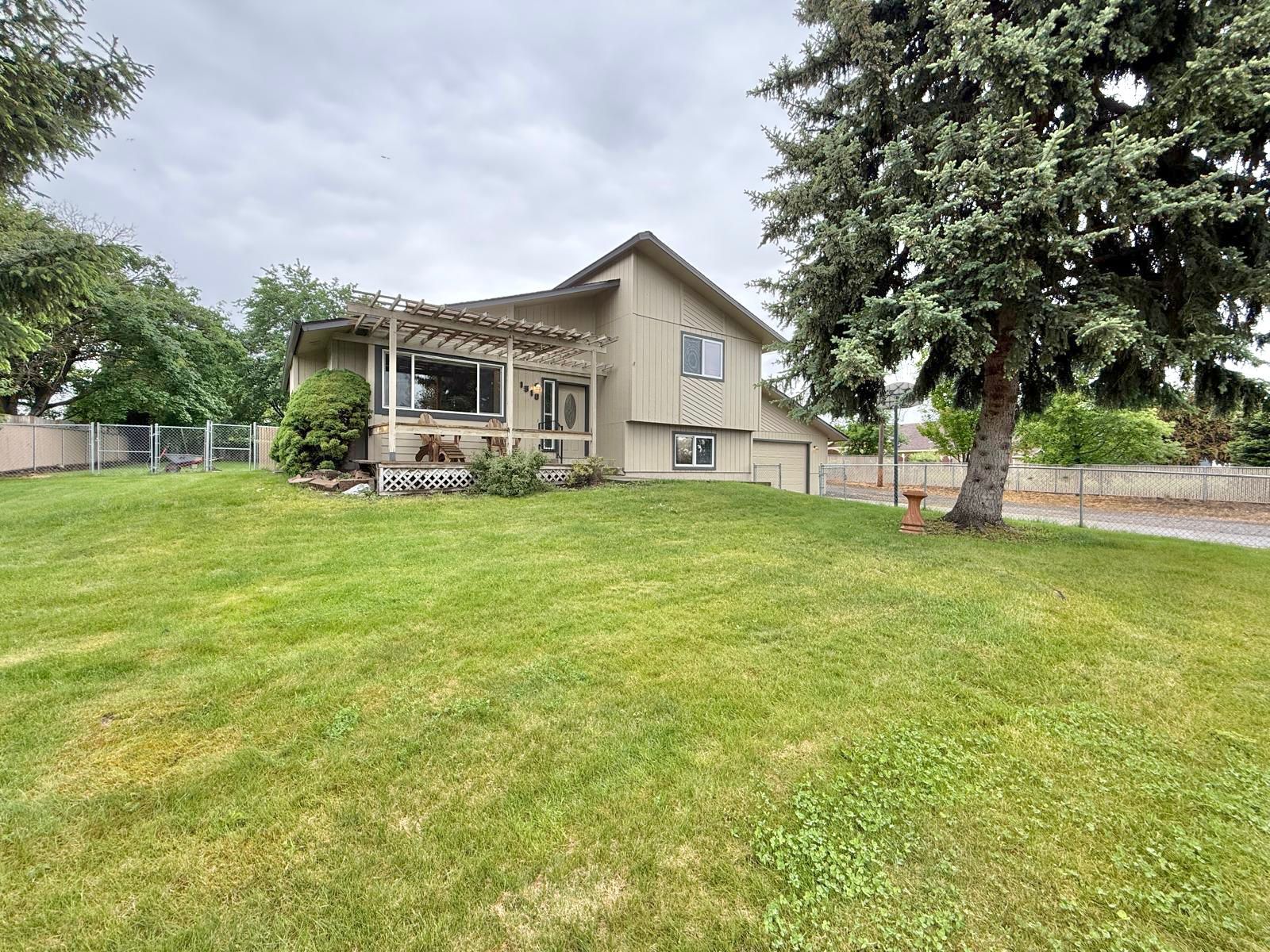 Single Family Home 2 Stall Garage & 24x36ft Heated Shop! property image