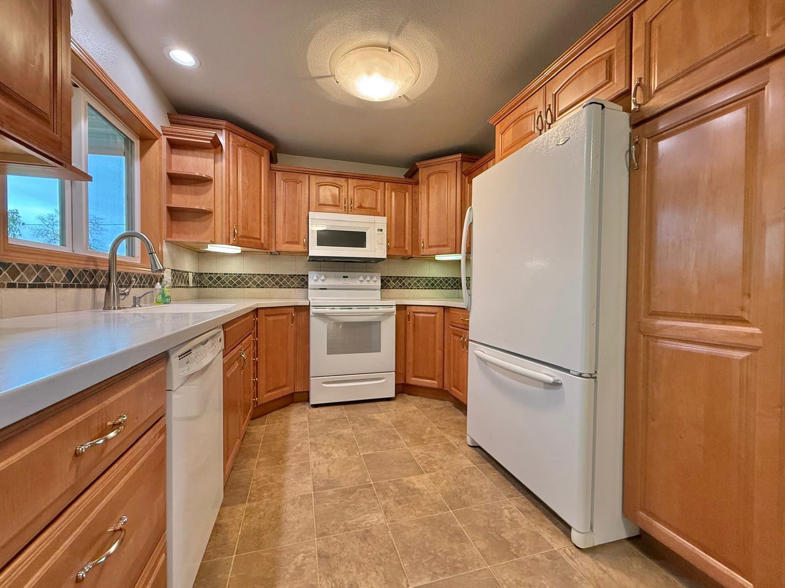 Single Family Home 2 Stall Garage & 24x36ft Heated Shop! property image