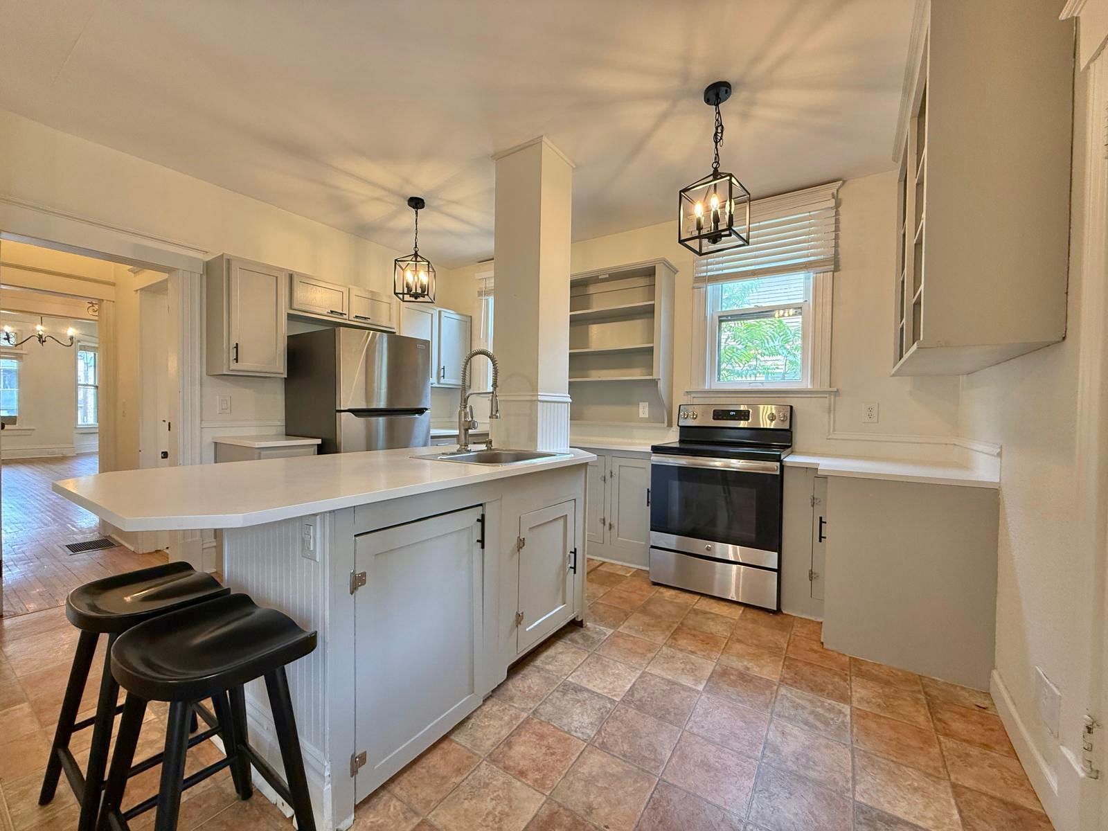 1715 W Pacific Ave property image