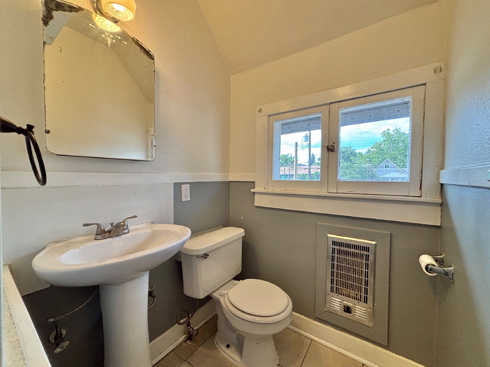 1122 W Augusta Ave property image